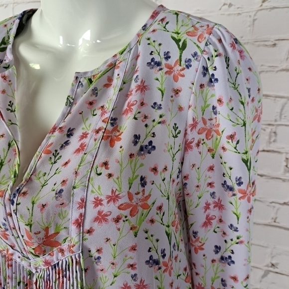 GAP Lavender Floral Pintuck Blouse with Split Neck - Picture 4 of 9